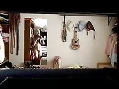 Verborgen cam, Mexicaanse vrouw dressing na bath(2)