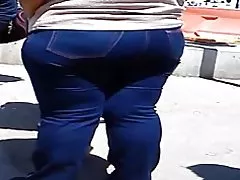Een volwassen met sommige nalgotas