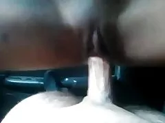 Rijpe Aziatische ritten in auto