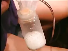 Sexy langharige latina dubbele pompen melk van haar gezwollen borsten