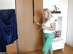 Oldnanny mollige volwassen met oude rijpe speelt met kutje